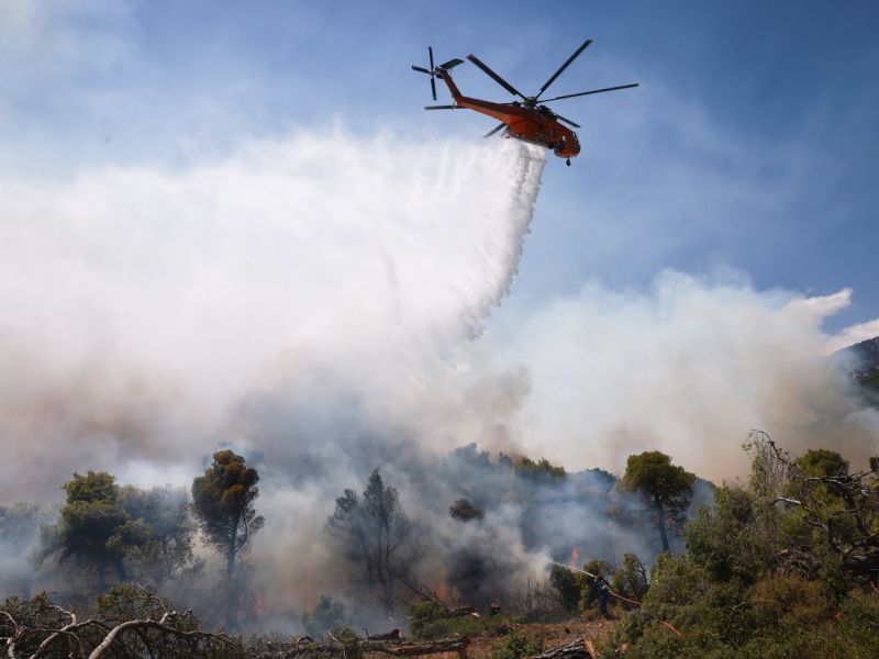 Med gašenjem požara trčila gasilska helikopterja, umrla člana posadke