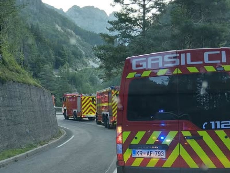 Novi gasilci na poti na Planjo: Požar še vedno zahteva pomoč