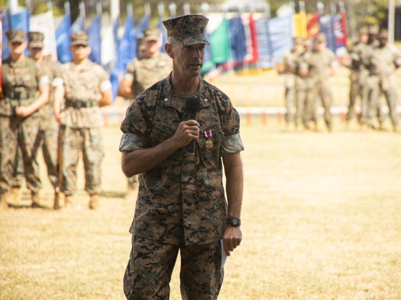 Noro - ameriški smučarski skakalci na vrh z marincem. Vojaško urjenje?