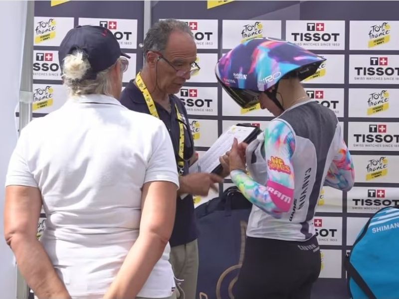 Kaj se dogaja na Touru: "Odpnite dres in pokažite modrček!" Moški gledajo