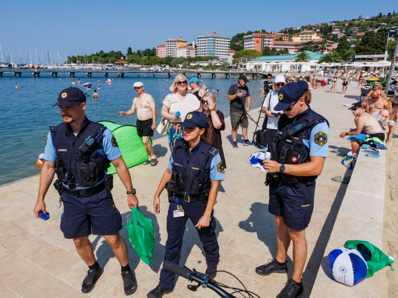 Policisti zavzeli priljubljeno slovensko plažo: Opozorilo za vse kopalce