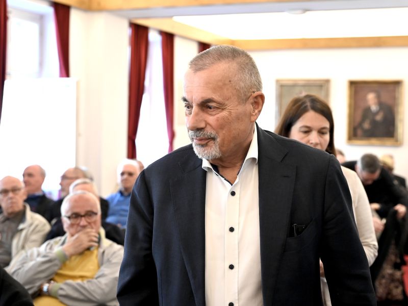 Jambrek zanika, da bi pisal ustavno obtožbo zoper predsednico Pirc Musar