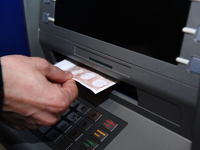 Opozorilo banke: Preden kartico vstavite v režo, bankomat preverite