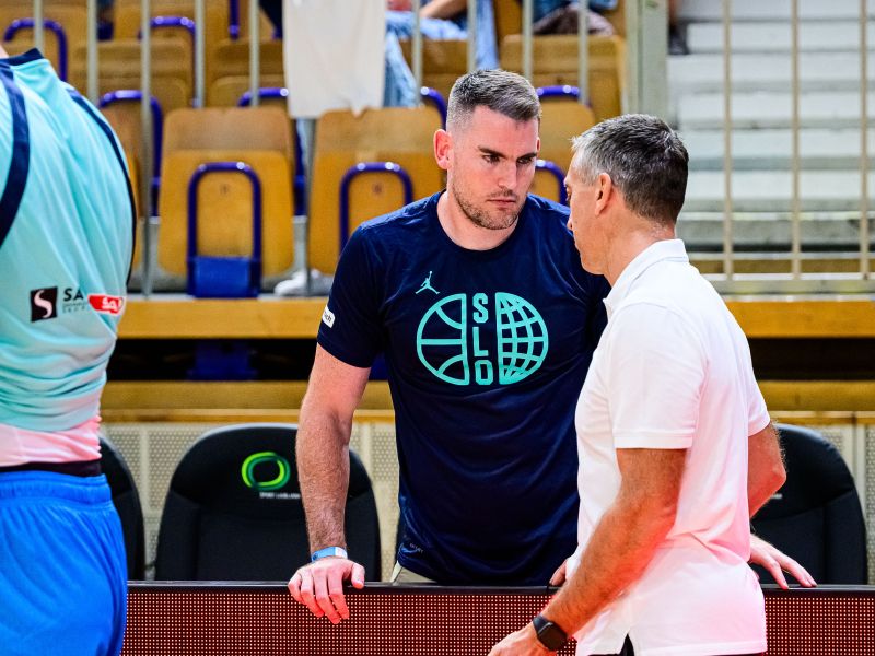 Lakers ze na tekmi Slovenije, ob igrišču sedi ta znan ameriški obraz