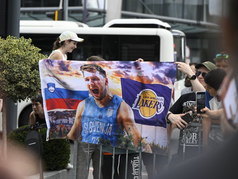 Navijači so pred hotelom tako dočakali Lakerse, v centru prava norišnica