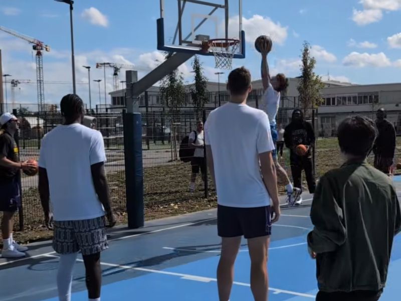 Dončićev mladi sosed na igrišču osupnil Lakerse, Luka delil vse to (video)