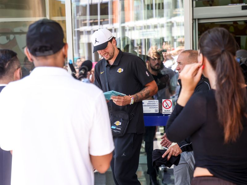 Luka in Lakers igrali basket z bolnimi otroki, podarili jim... Video je vrh