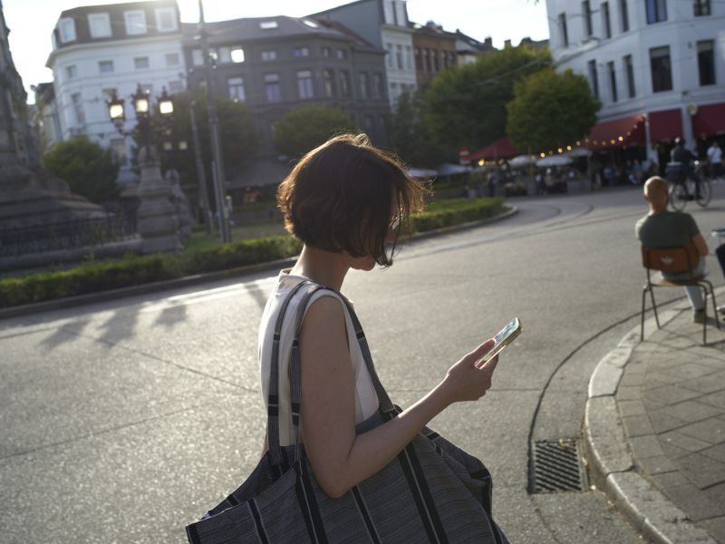 Vse višje globe za pešce s telefonom v roki