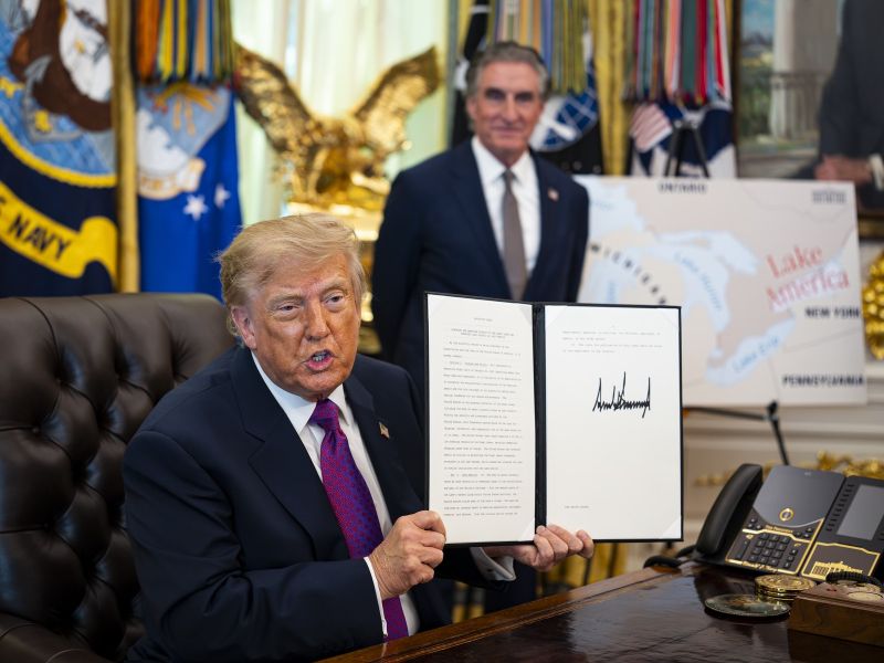 Trump preimenoval jezero, zaupa Putinu in pogleduje proti venezuelski nafti