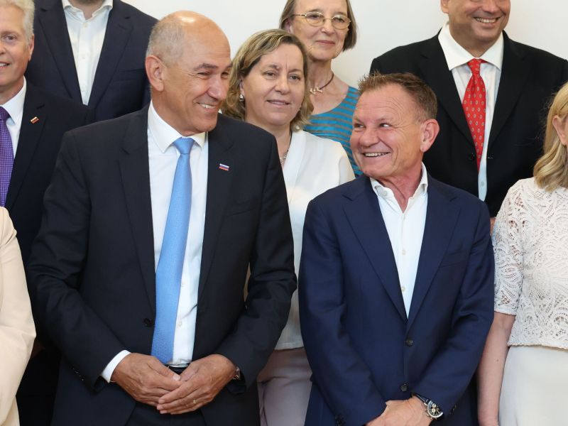 Gre Janši na smeh, ker se je Matoz kot minister takoj grdo opekel?