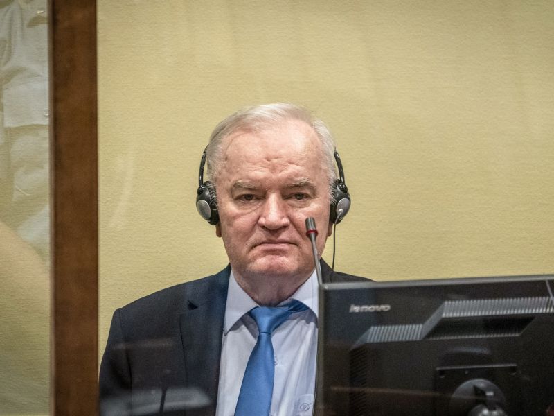 Od vojaka do vojnega zločinca: kdo je bil Ratko Mladić?