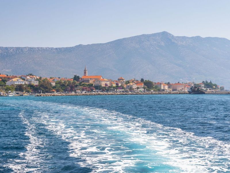 Fekalije na plaži priljubljenega hrvaškega polotoka, kopanje odsvetujejo