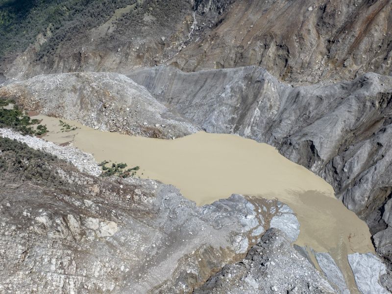 Po katastrofi nova nevarnost: V Nepalu s strahom opazujejo jezeri v višavah