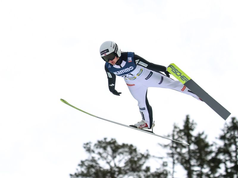 Hud padec tekmice Nike Prevc. Z višine zgrmela na tla, a to jo je podžgalo