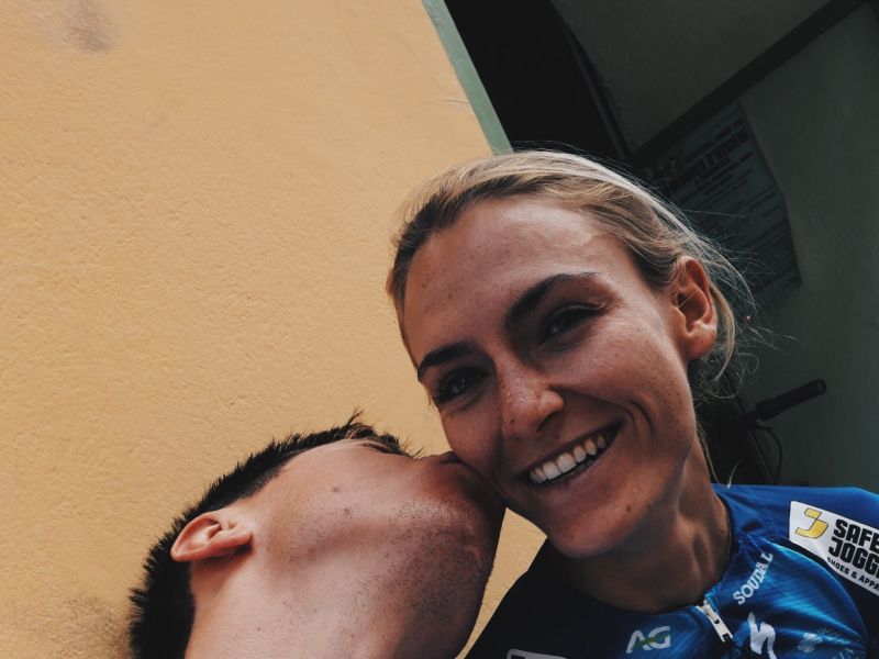 Kje je Urška Žigart? Ni pri Pogačarju v Barceloni. V službi je
