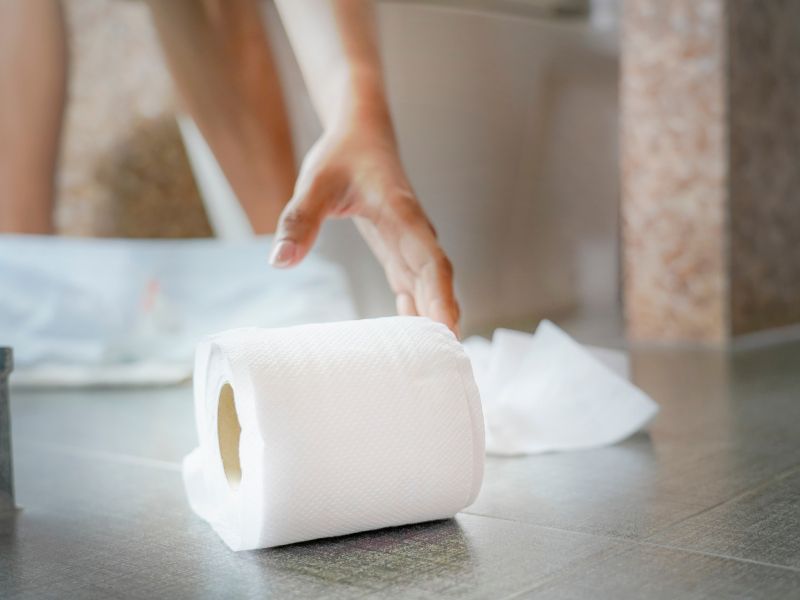 Vas po uporabi stranišča srbi ali peče? Krivec je lahko WC papir