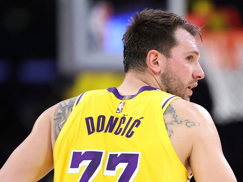 Dončić z Lakersi vse bolj pod sojem žarometov, nekdanji zmaj na sprožilcu