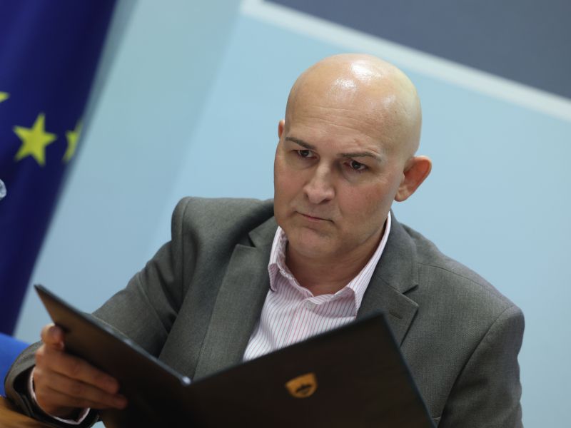 Rončevićev let na Japonsko: ko vozovnice kupi ministrstvo, se cena podvoji