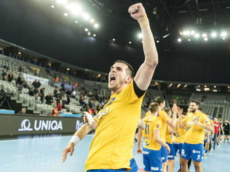 Bori se za življenje, a je prišel podpret Celje - slika iz Arene za v okvir