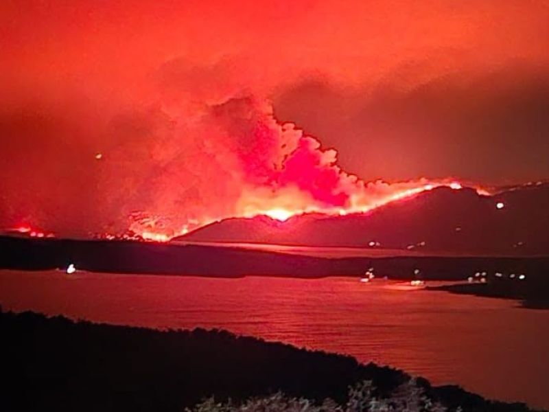 Burja na Braču znova razpihala ogenj: skoraj 200 gasilcev pred težko nočjo