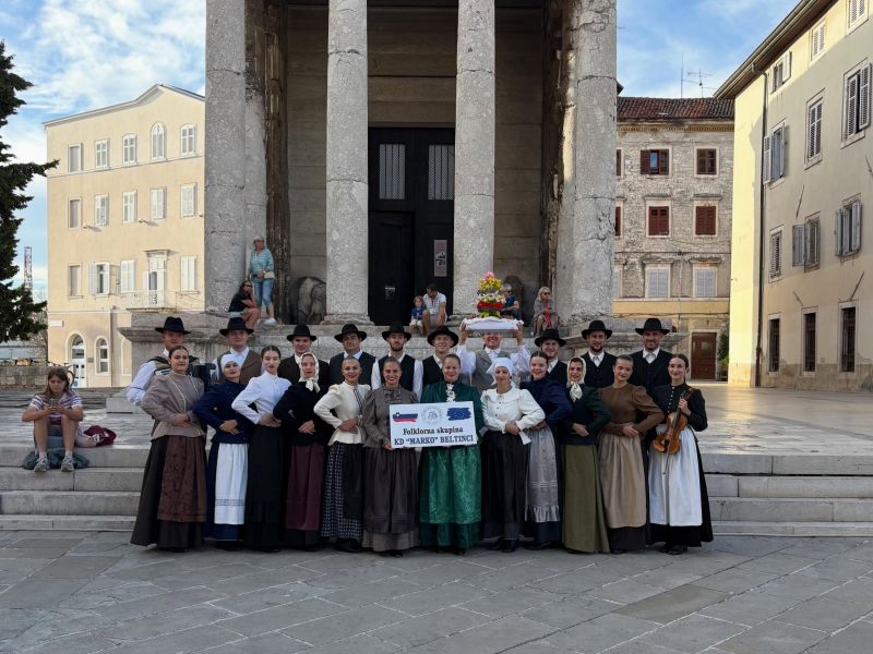 Vestnik: Folkloristi iz Beltinec s plesom in glasbo navdušili v Puli