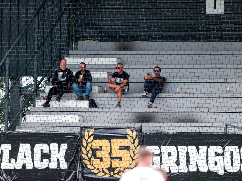 Zaradi tega so bili Black Gringosi ob polomu na tribuni zgolj minuto
