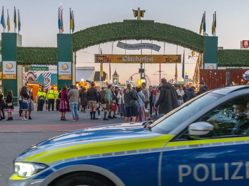 Slovenec na Oktoberfestu v težavah: vmešal se je v intervencijo in grozil
