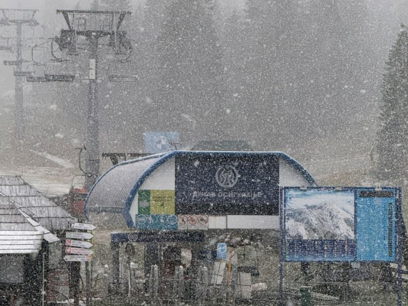 Sneg je tu. Smučarji pripravljeni. Zakaj ne bi Slovenci trenirali v regiji