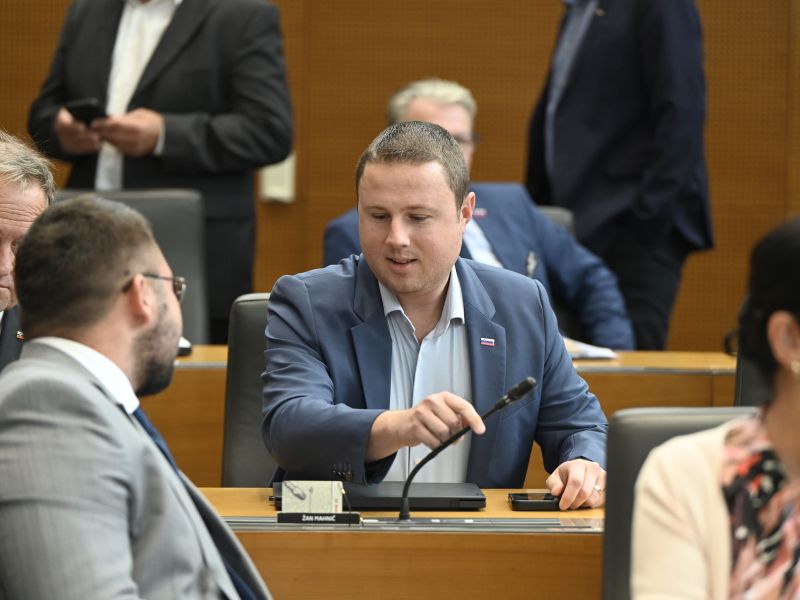 Preverili smo, kateri poslanci govorijo največ, kateri najmanj