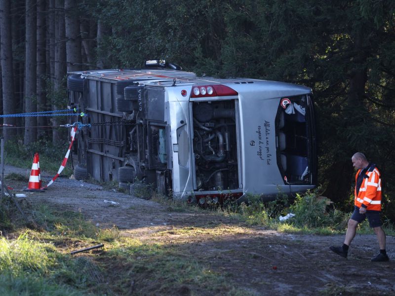 Tragedija na Bavarskem: po nesreči avtobusa ranjence iskali tudi v gozdu