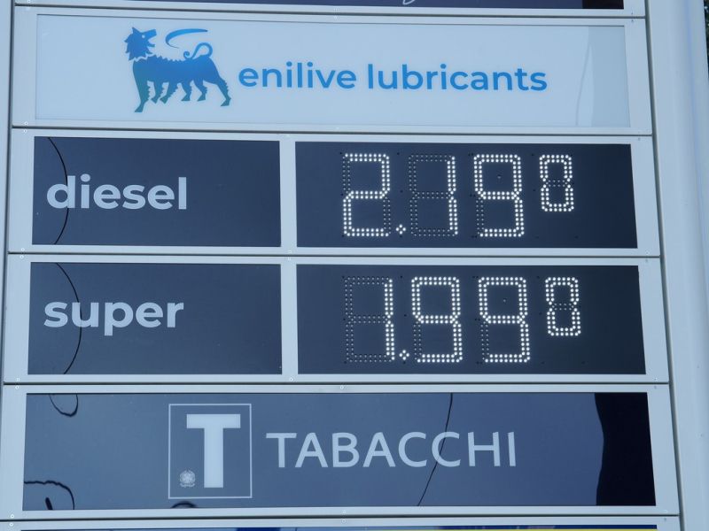 Na teh črpalkah gorivo občutno cenejše, Italijani že čakajo v vrstah