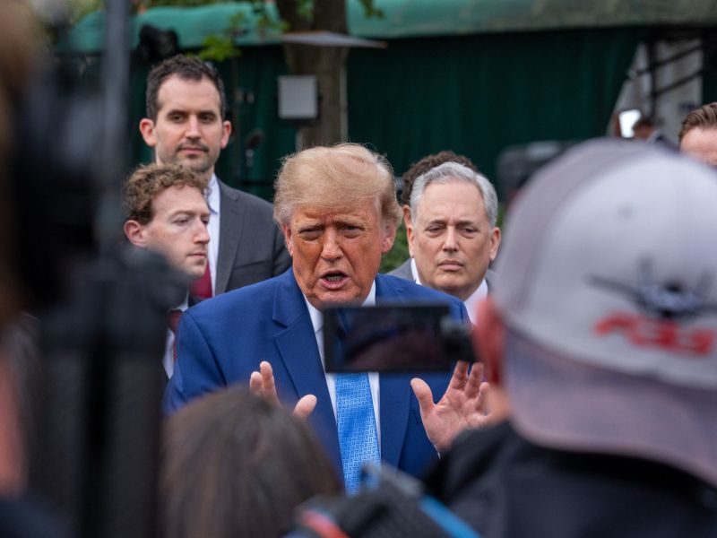ZDA nenadoma umaknile bombnike iz britanske baze, Trump zdaj razkril razlog