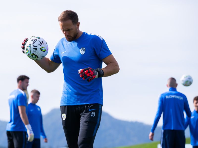 Oblak z odmevnim sporočilom Švicarjem: Ne sodite sem, saj ste ena ...