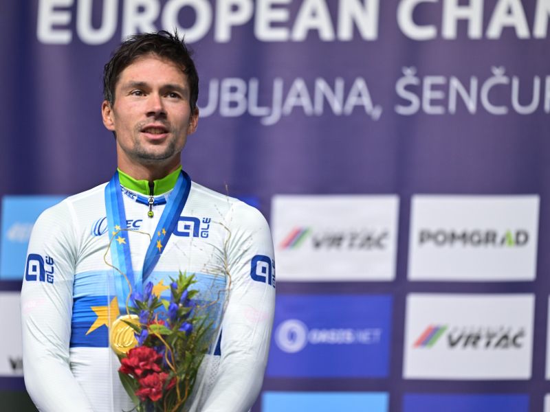 Rogliču je Remco pustil zmago in zlato - kar je počel med dirko, odmeva