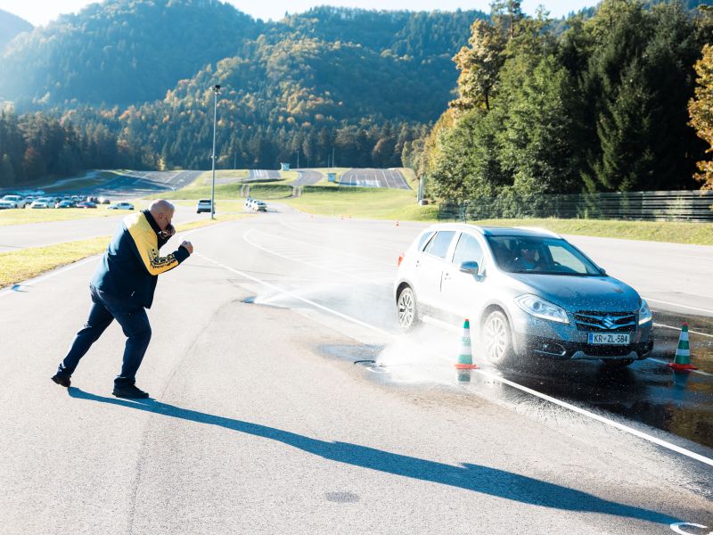 Osvežitvene vožnje, ki starejšim vračajo samozavest za volanom