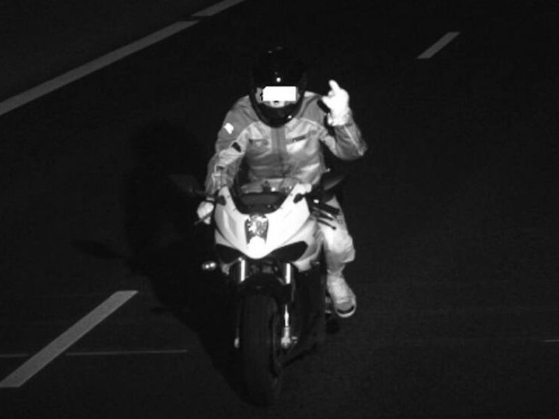 Motorist radarju pokazal sredinec, zdaj mu grozi 3420 evrov kazni