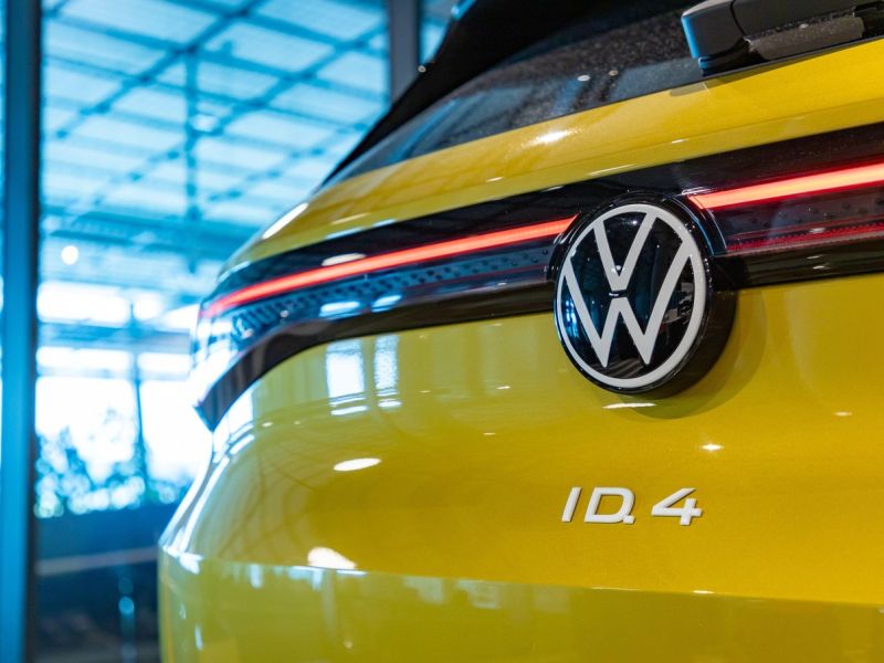 Volkswagen naj bi vpoklical več 10.000 električnih vozil