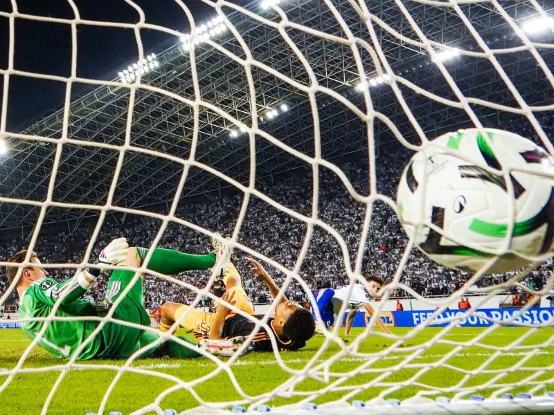 Hajduk premagal Ajax, a Hrvate je sram - oglasila se je vlada (video)