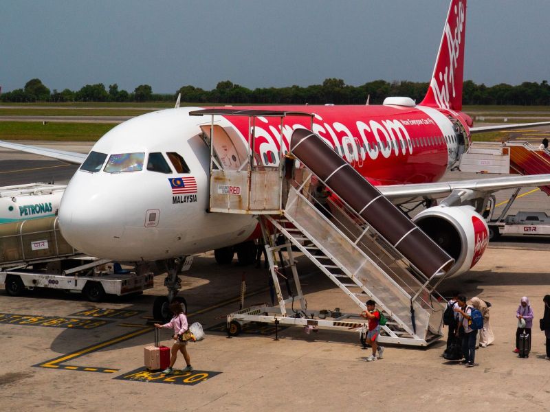 Ryanair preseneča: v Nemčiji reže, v Italiji širi