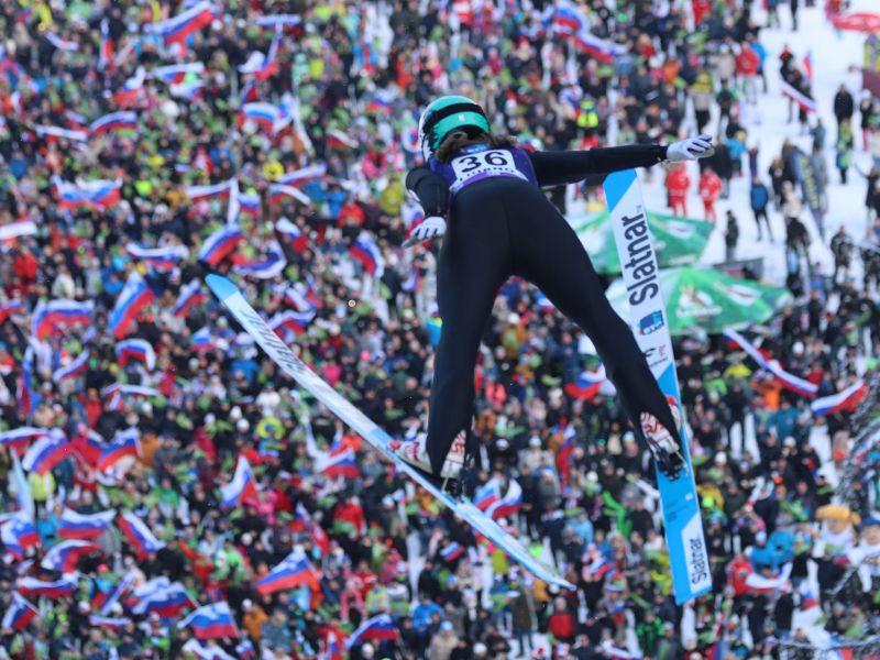 Slovenske skakalke navdušile. Tri na vrhu, štiri med prvo peterico