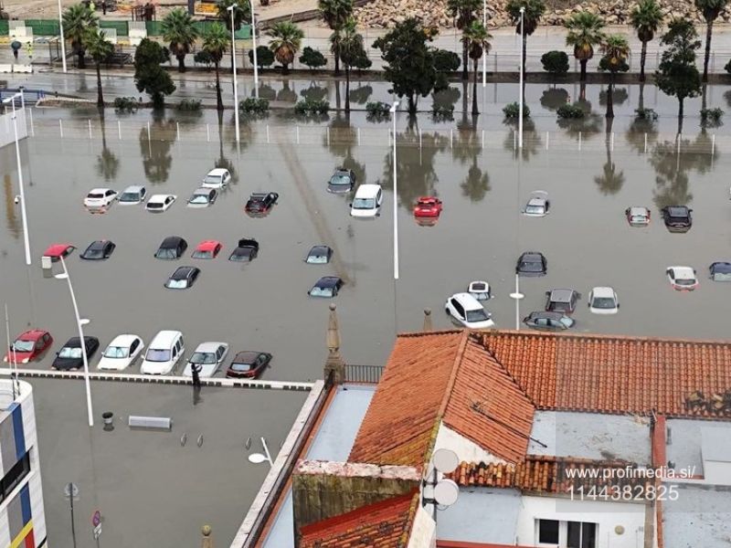 V turistični regiji poplave terjale življenji, voda odnaša avtomobile