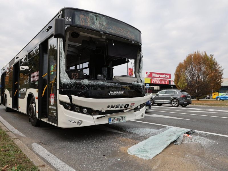 Voznica avtobusa in več potnikov po trčenju v Mariboru končalo v bolnišnici