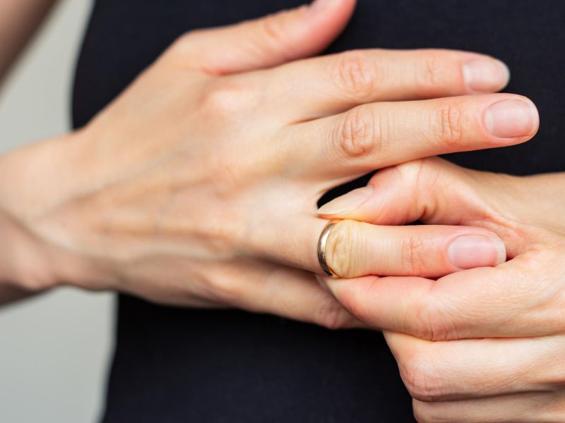 Vas prstan nenadoma ne paše več? Morda gre za nevarno hormonsko bolezen