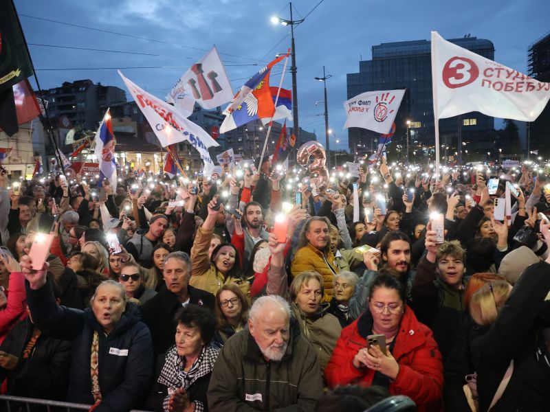 Središče Beograda preplavile množice podpornikov študentov (foto)