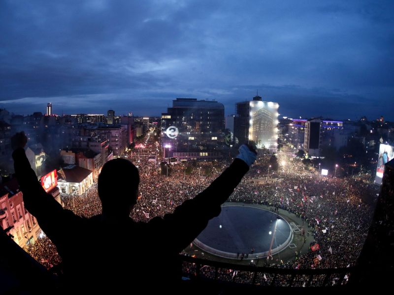 Središče Beograda preplavile množice podpornikov študentov (foto)