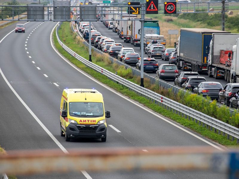 V nesreči pri Zadru umrl Slovenec, še pet poškodovanih, tudi dva otroka