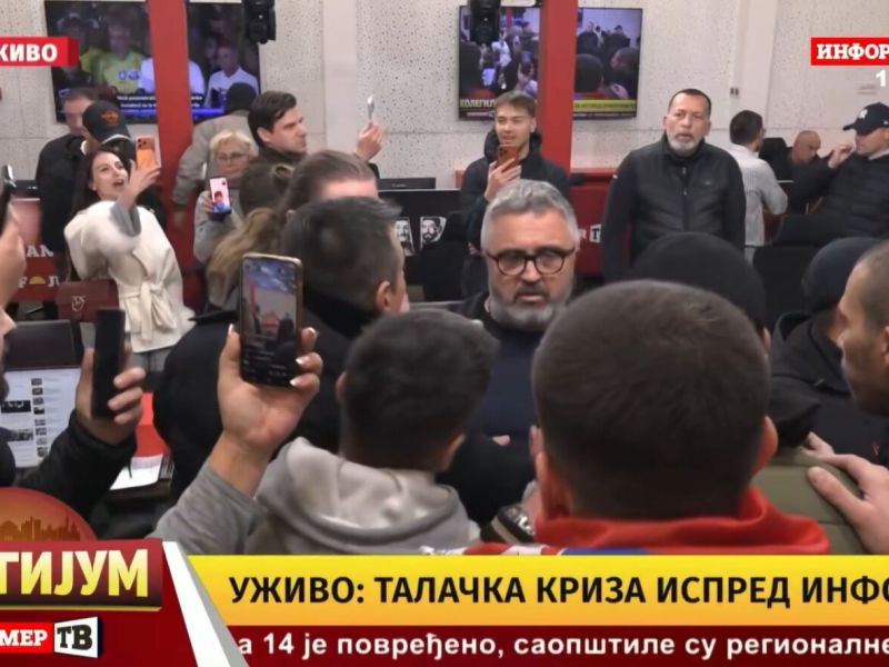 Množica vdrla v Vučićev tabloid, glavni urednik klical policijo
