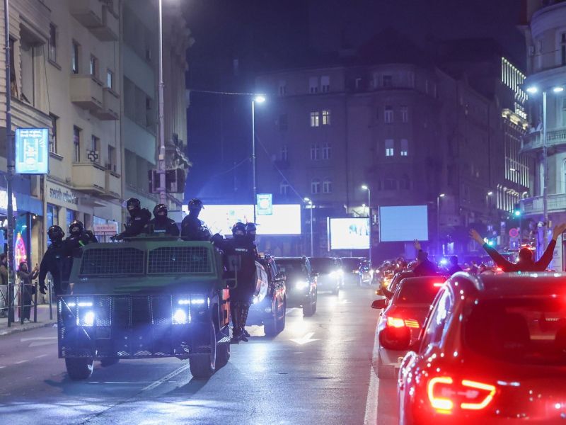 Vučić že grozi, policija v Beogradu napadla tudi novinarje