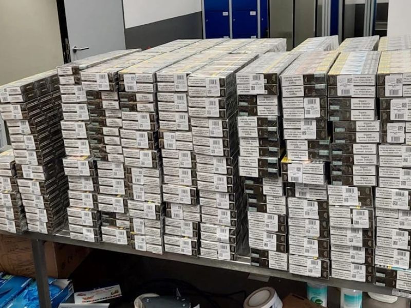 Mati v »šverc« cigaret vpletla sedemletnega sina, babico ujeli že prej