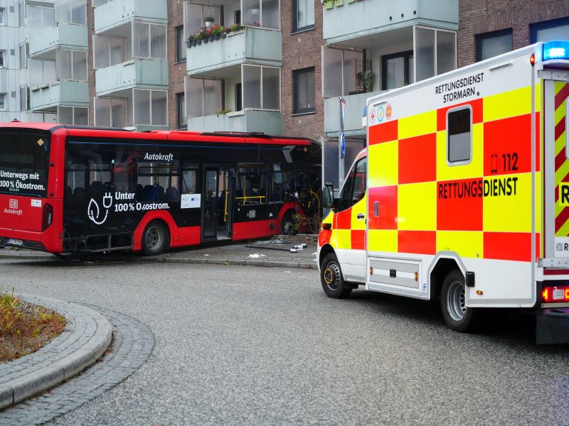 Avtobus s šolarji trčil v stanovanjski blok, številni poškodovani